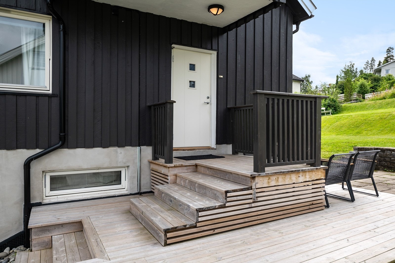 Sitteplass ved inngangsparti Galleribilde