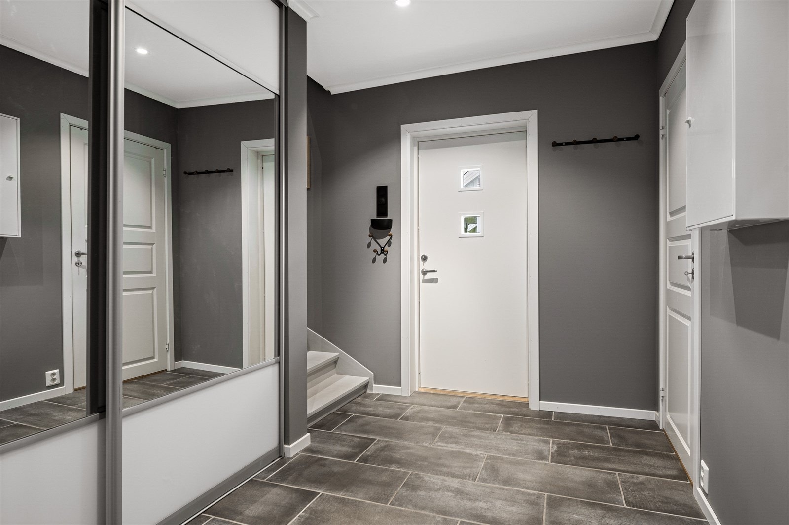 Gang med varmekabler i gulv og garderobeskap Galleribilde