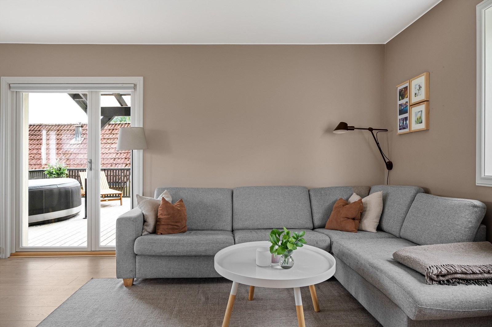 Adkomst fra stue til stor terrasse Galleribilde