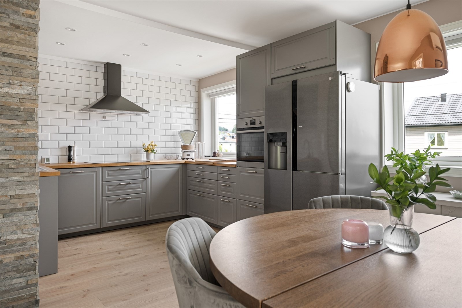 Rikelig med skap- og benkeplass Galleribilde