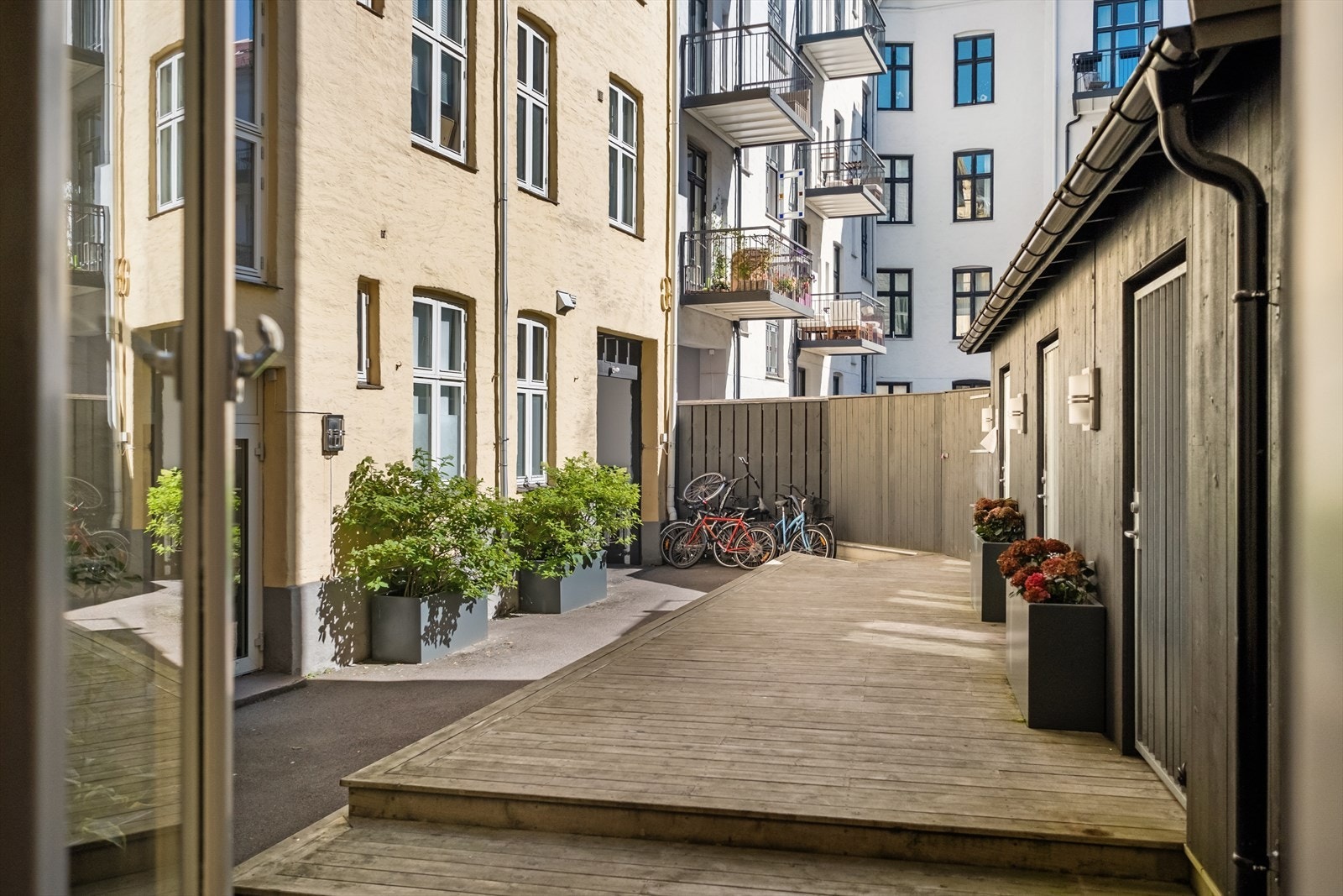 Bakgården er pent opparbeidet - Her finner du koselig uteområder, sitteplasser og sykkelbod. Galleribilde