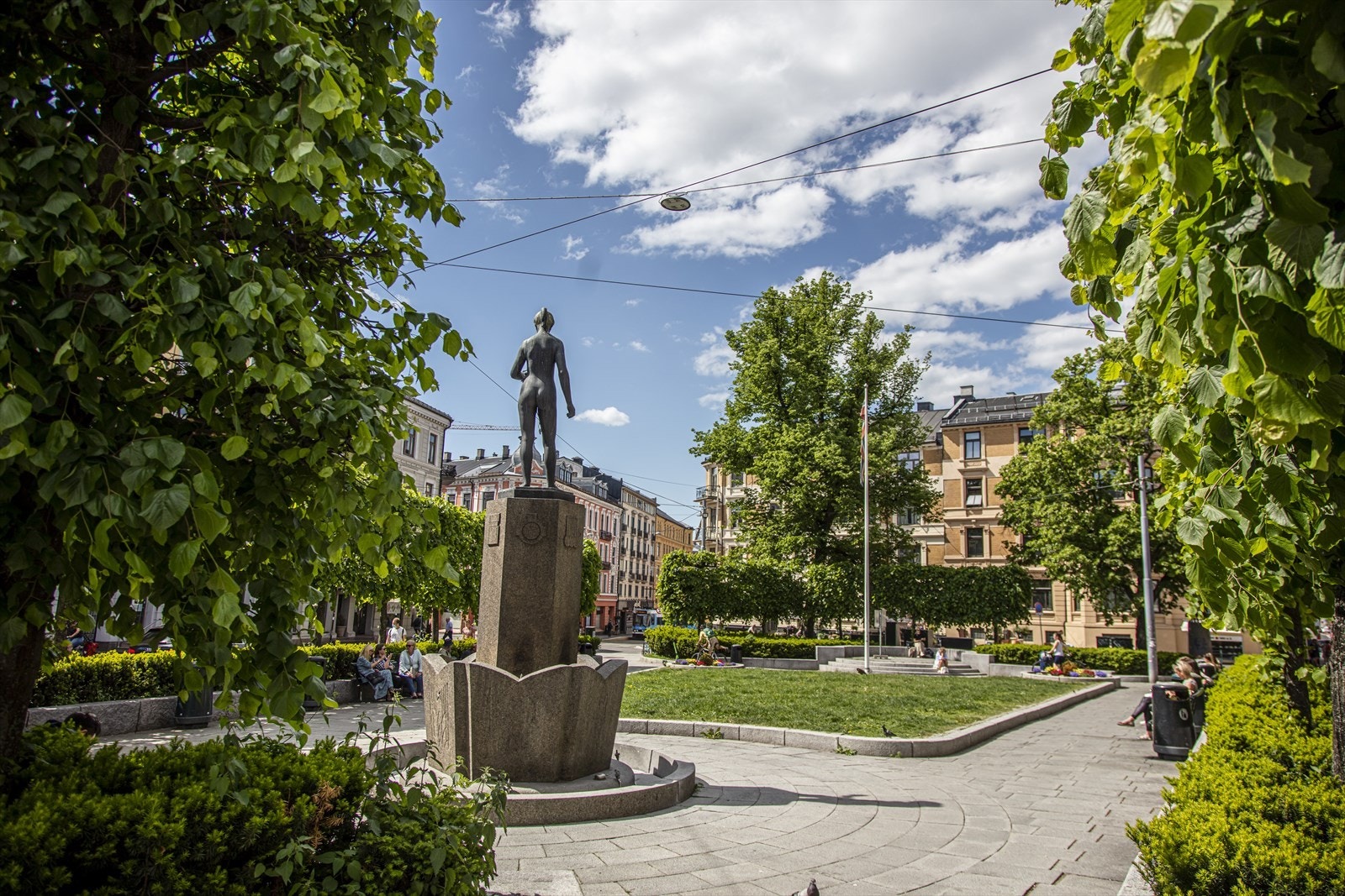 Området er omkranset av flere parker og grøntområder. Det er gangavstand både til Stensparken, Marienlystparken og Frognerparken. Galleribilde