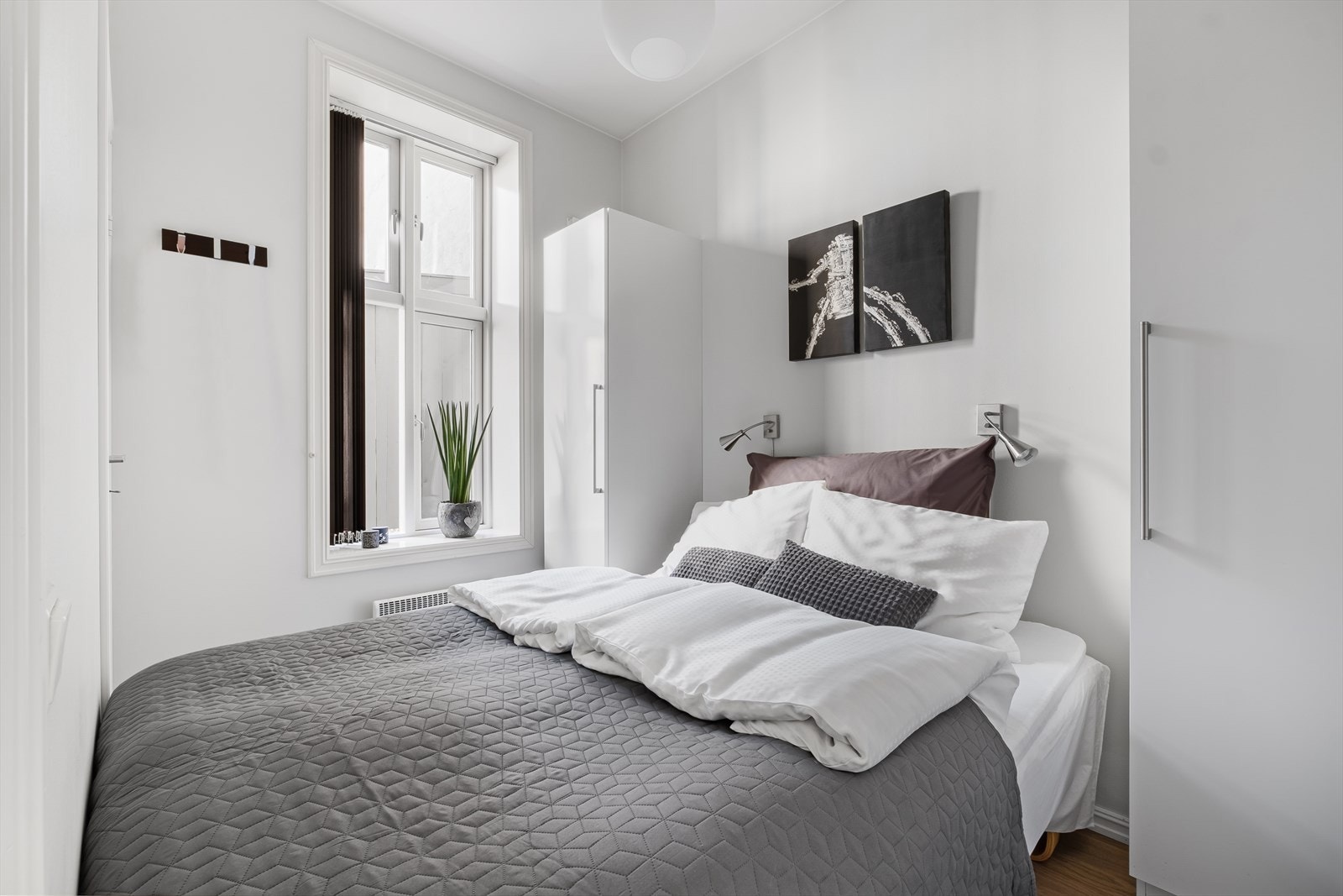 Leiligheten har eget romslig soverom med to integrerte garderobeskap og god plass til dobbeltseng. Galleribilde