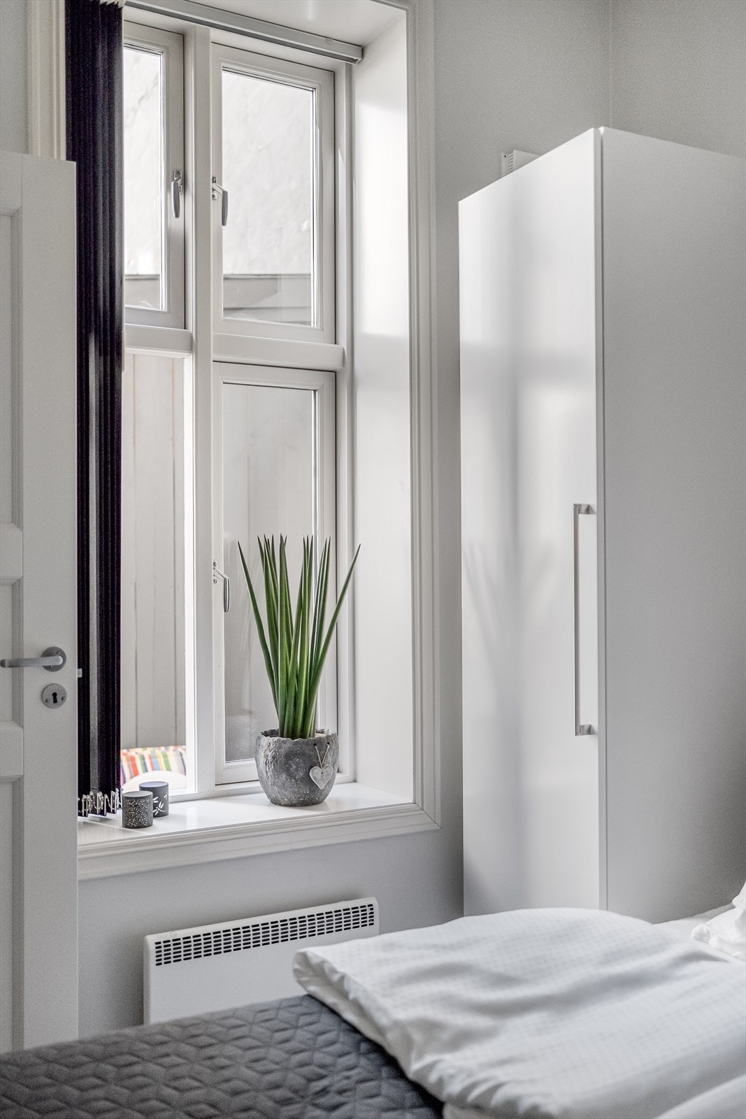 Rommet vender mot stille og rolig bakgård. Galleribilde