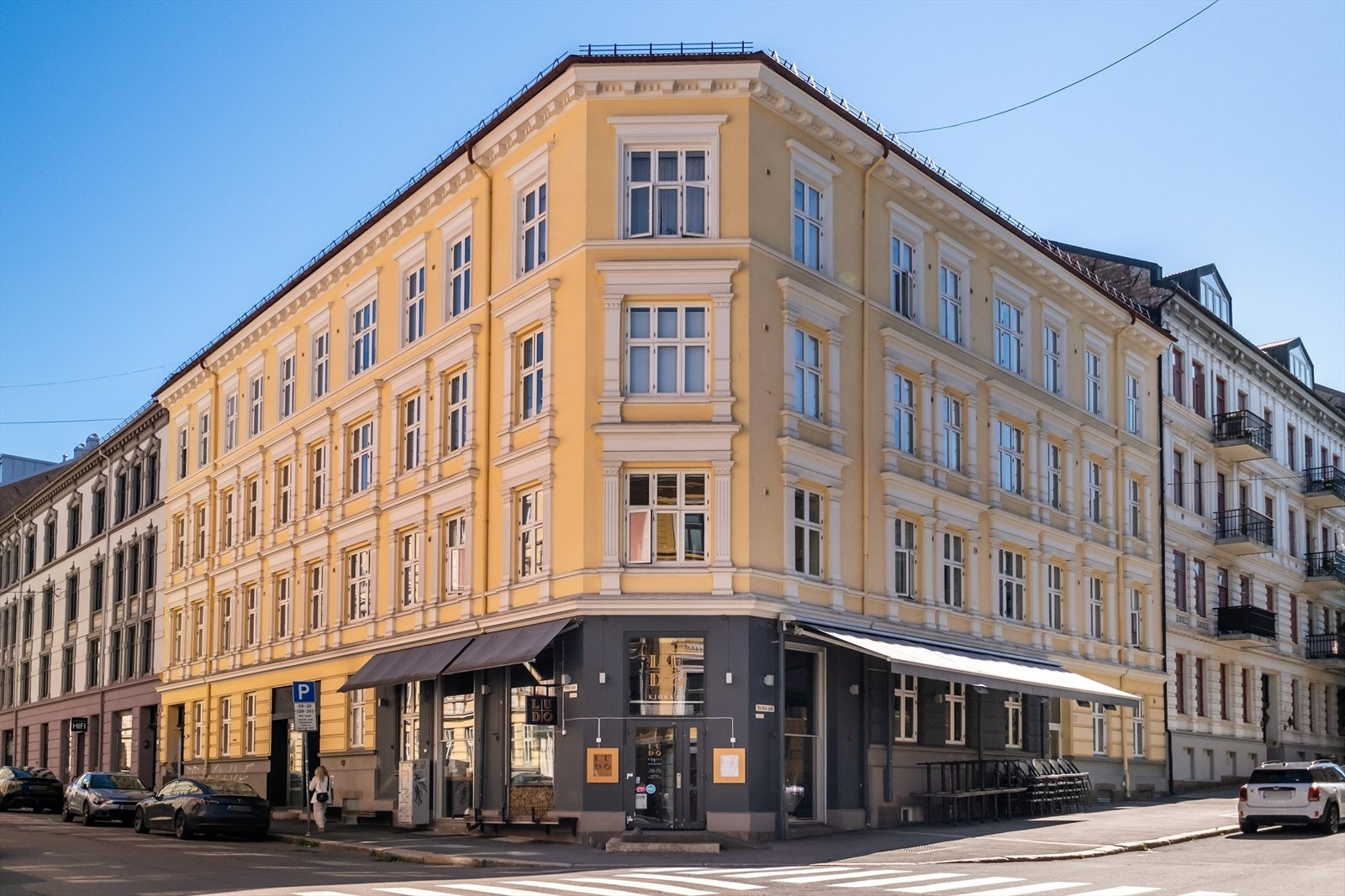 Rett utenfor døren finner du den velkjente Pizza restauranten Ludo - Nærområdet har ellers en rekke fasiliteter, og flotte grøntområder. Galleribilde