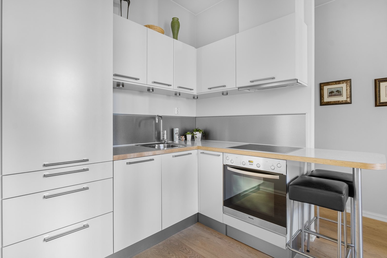 Kjøkkenet er innredet med integrert stekovn, platetopp fra Miele og kjøleskap. Innredning med opplegg for oppvaskmaskin. Galleribilde