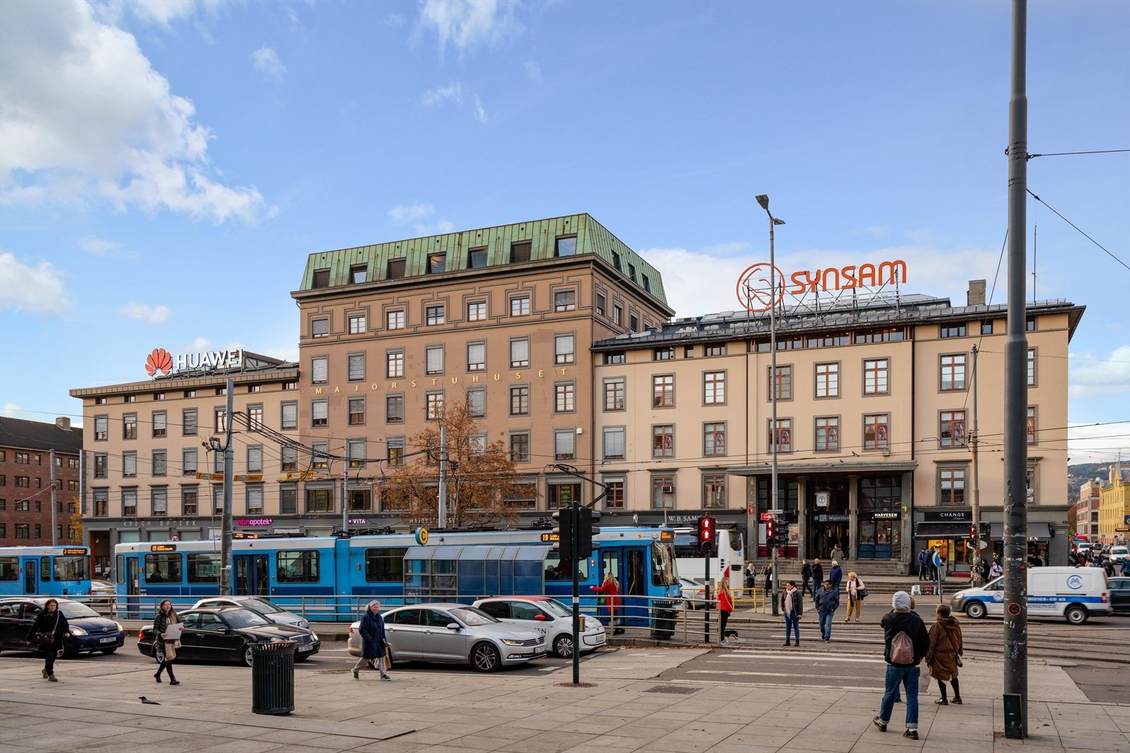 Dagligvarehandelen kan gjøres ved bl.a. Rema 1000, Kiwi, Coop Extra, Meny eller søndagsåpne Bunnpris og Joker i Kirkeveien. For et bredere utvalg finnes Jacobs ved Colosseum. Galleribilde