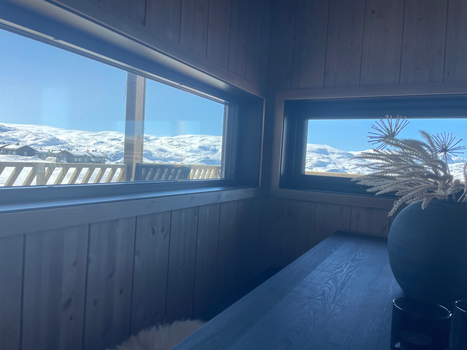 Den praktfulle fjellutsikten tar du også inn på frokostbordet Galleribilde