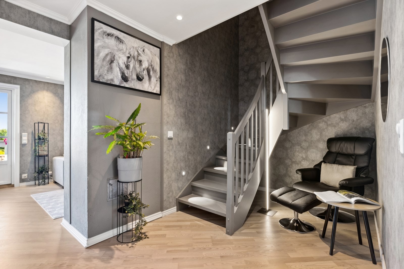 Ved stuen er det trapp som fører deg opp til leilighetens andre etasje. Galleribilde