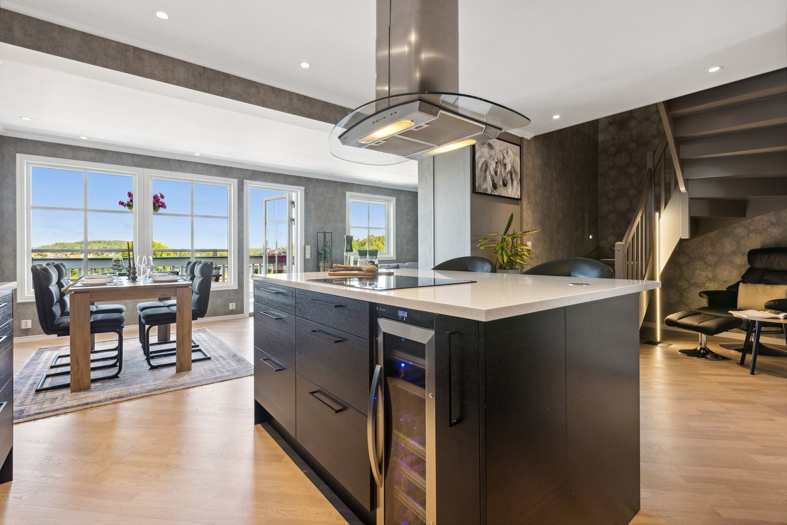 Kjøkkenøyen gjør kjøkkenet til et samlingspunkt og sosialt ved besøk! Galleribilde