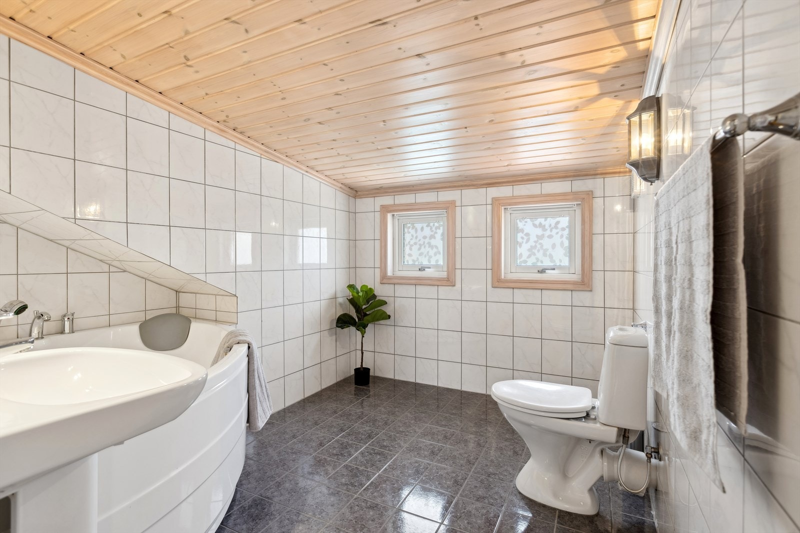 Det andre badet er beliggende i boligens andre etasje. Galleribilde