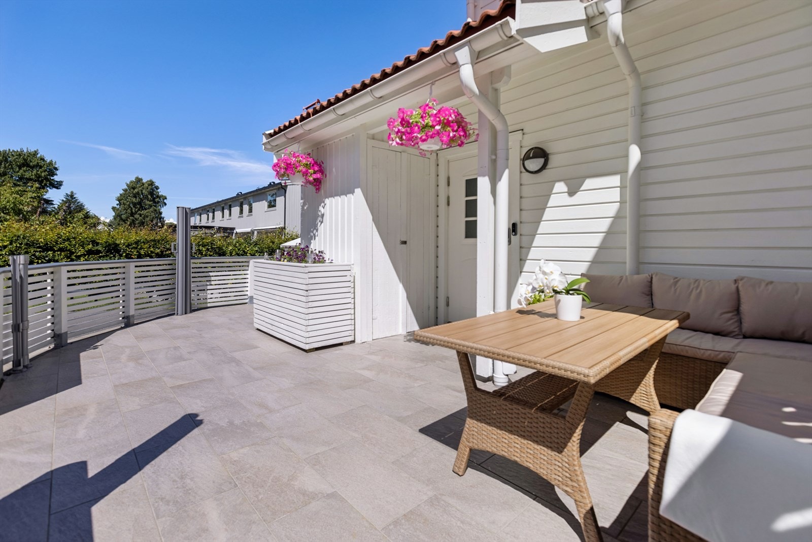 Det er adkomst til leiligheten fra bakkeplan, og inn i første etasje. Galleribilde