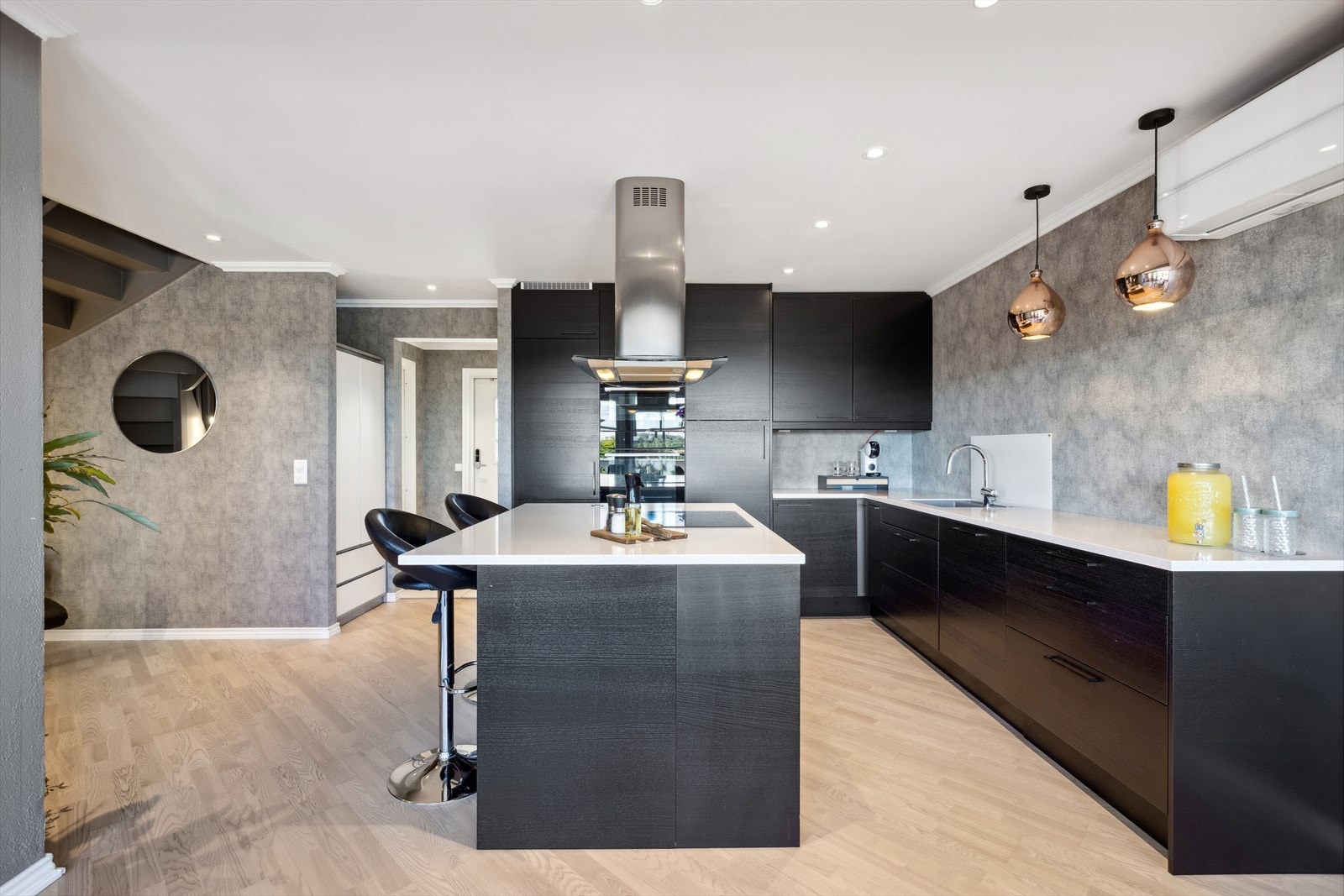 Kjøkkenet er fra 2018, og byr på et praktisk og innholdsrik kjøkken med godt med skap- og oppbevaringsplass. Galleribilde