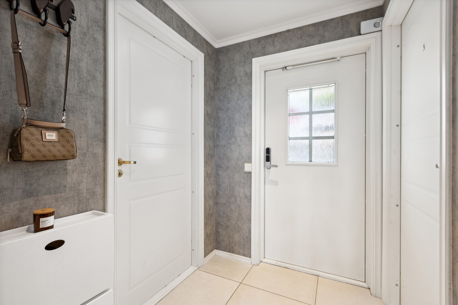 Ved entrèen er det adkomst til bod og det ene badet. Galleribilde