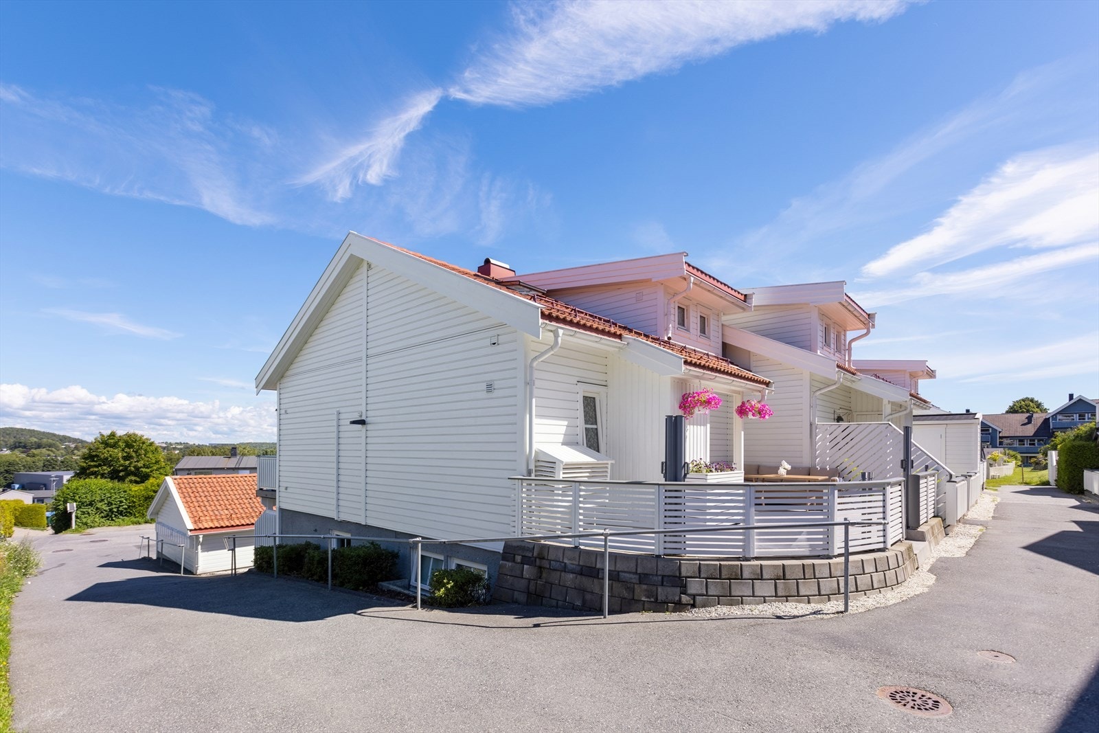 Veien er heller ikke lang til skoler med alle trinn, en rekke barnehager og dagligvareforretninger i nærområdet. Med joggeskoene på er du raskt nede på Vansjøstien som leder deg videre ut til Mossemarkas nettverk av stier og løyper. Galleribilde