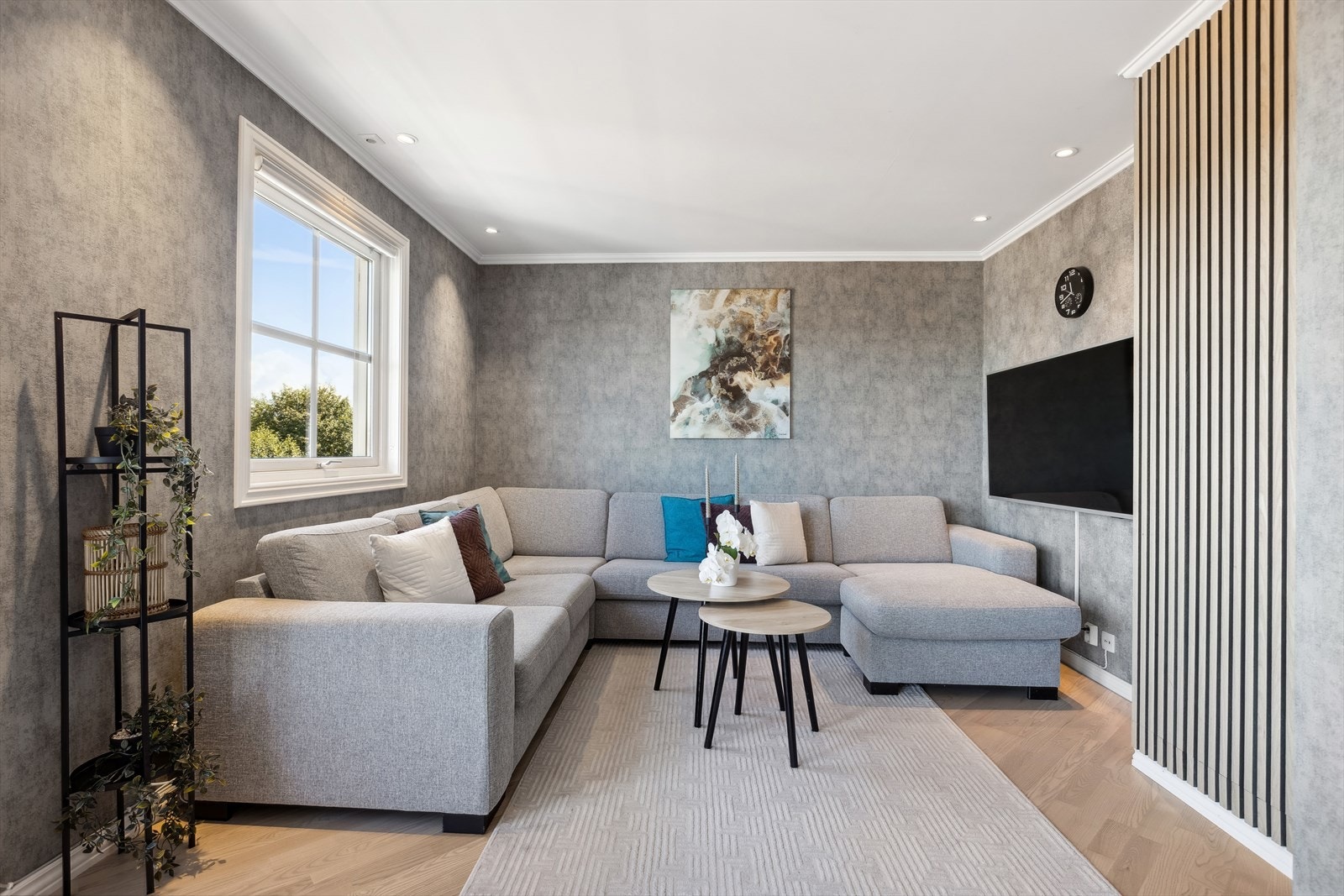 Leiligheten byr på lyse og luftige oppholdsrom.
Stuen er romslig, og har god plass til flere møbleringsmuligheter for å skape den stuen du selv ønsker. Galleribilde