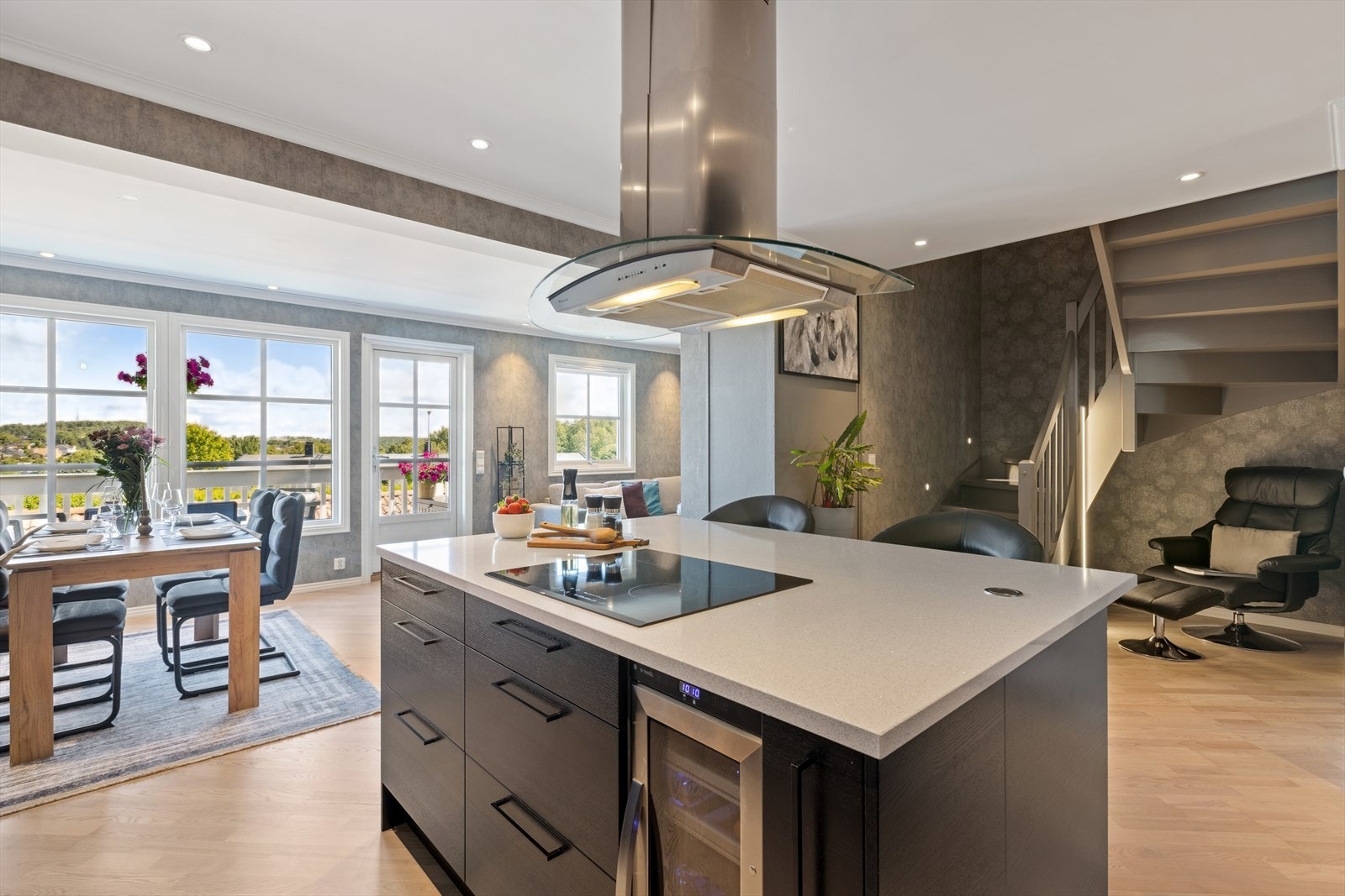 Innredningen er med sorte slette fronter og kompakt benkeplate. Videre er kjøkkenet utstyrt med oppvaskmaskin, to stekeovner, induksjonsplatetopp, kombikjøleskap og vinkjøleskap, som medfølger salget. Galleribilde