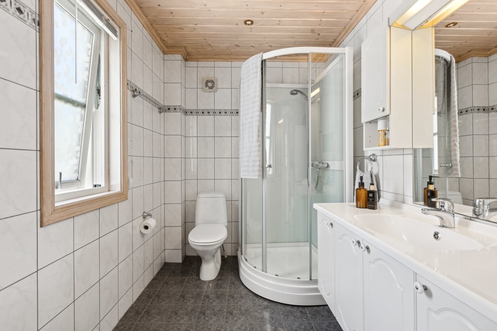 Leiligheten har to bad, som er beliggende i hver sin etasje. Galleribilde