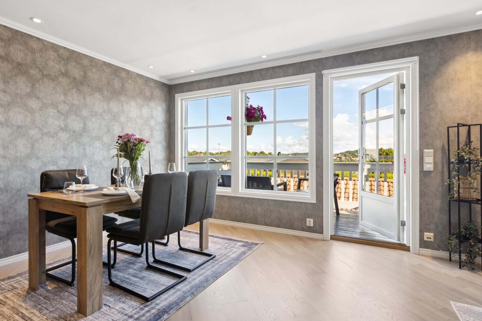 Stuen byr på flere store vindusflater som slipper inn naturlig lys og skaper en god atmosfære i rommet. Fra stuen er det utgang til solrik balkong med utsikt utover nabolaget. Galleribilde