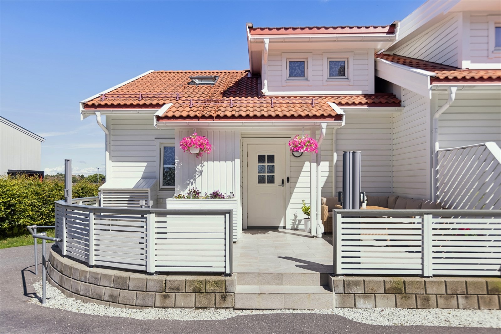 Leiligheten er fra 2003, og holder en gjennomgående standard med lyse og luftige oppholdsrom. Utvendig er det pent opparbeidet med terrasse og balkong med gode solforhold. Galleribilde