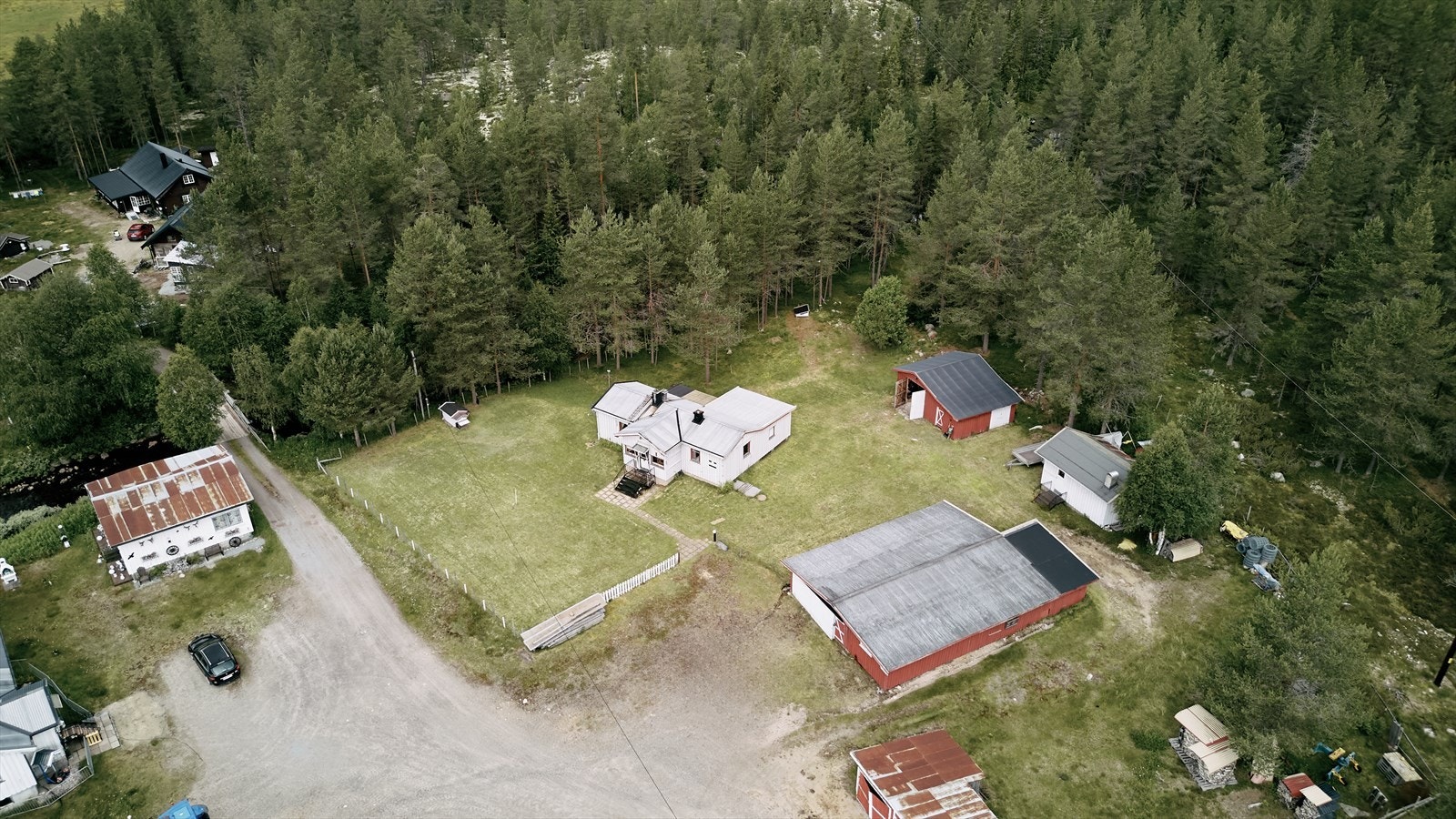 Fra eiendommen er det ca. 14 km til Nordre Osen. Galleribilde