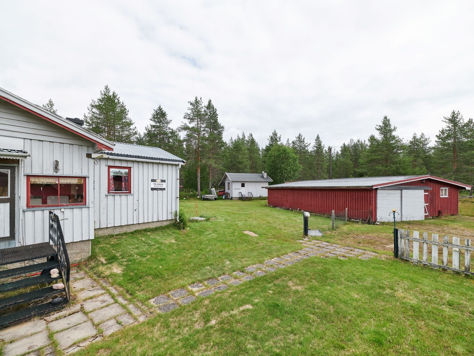 På eiendommen er det også tre frittstående uthus, med garasjer og boder. Galleribilde