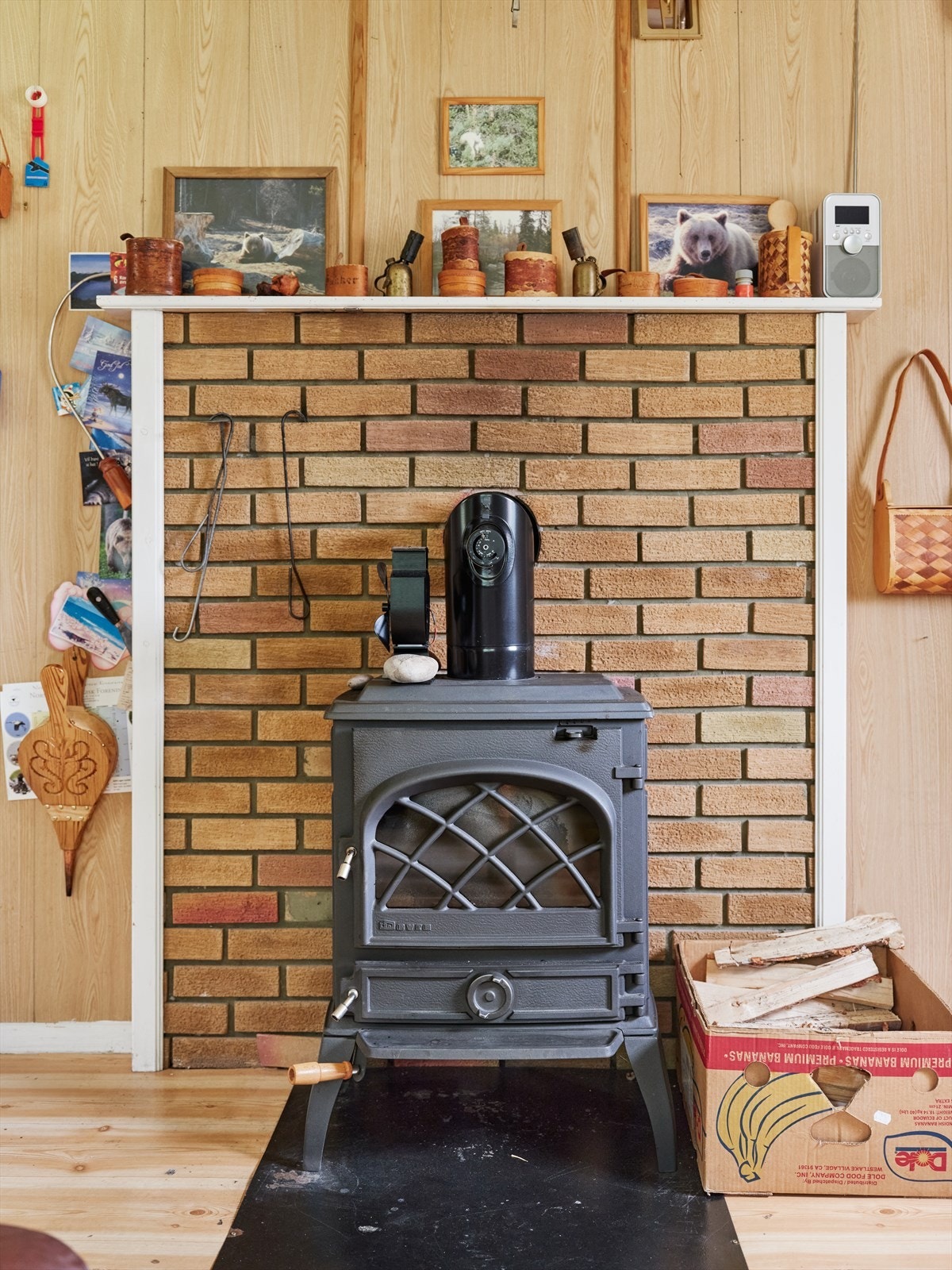 Oppvarming med blant annet vedfyring. Galleribilde