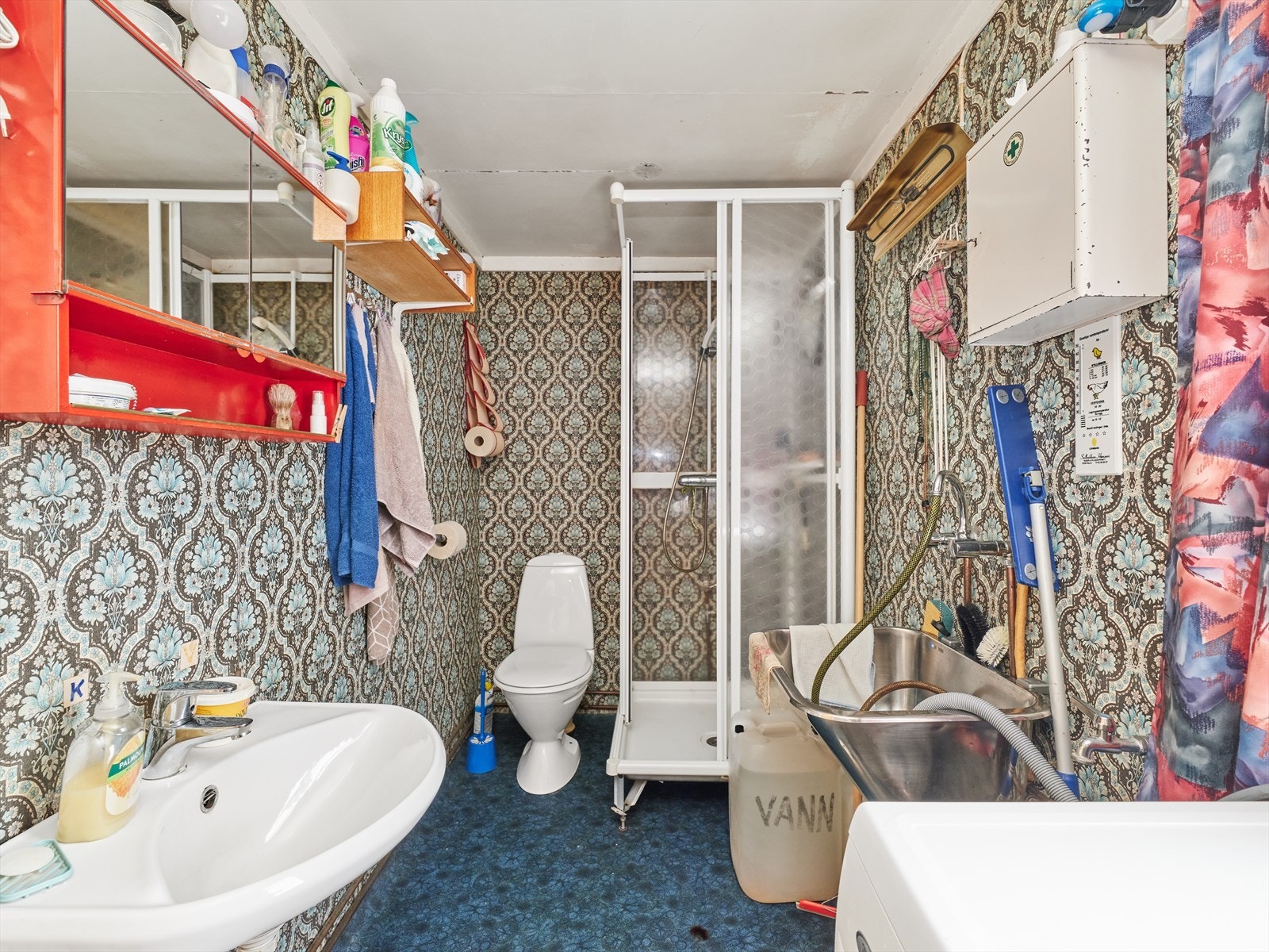 Badet er innredet med servant, toalett og dusjkabinett. Galleribilde