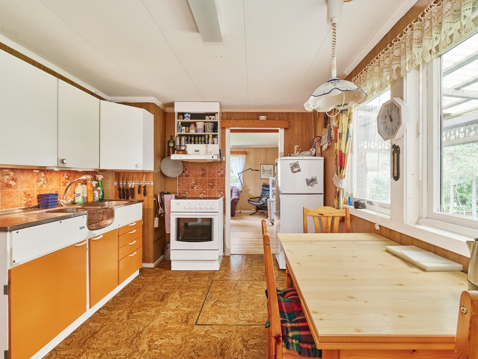 Godt med skap- og benkeplass på kjøkkenet. Galleribilde