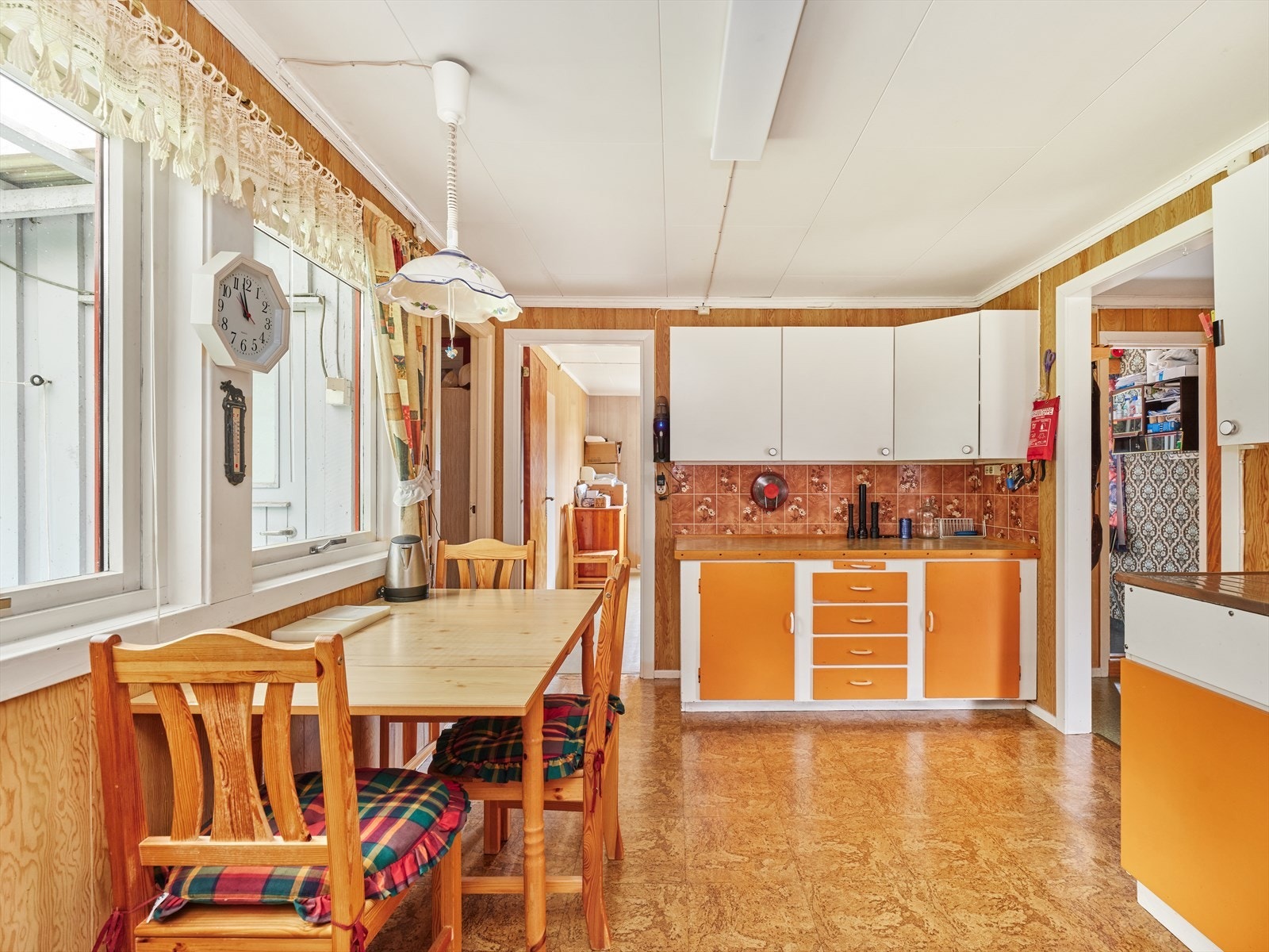 Kjøkken med plass til spisebord. Galleribilde