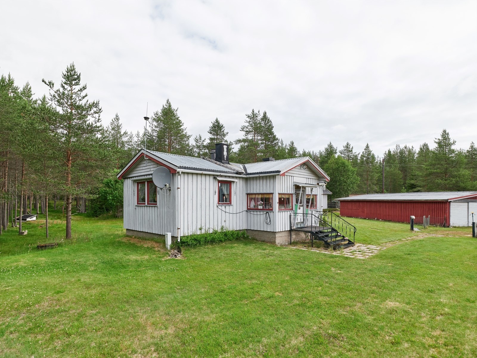 Fra tomten er det umiddelbar nærhet til naturen og fine turområder. Galleribilde