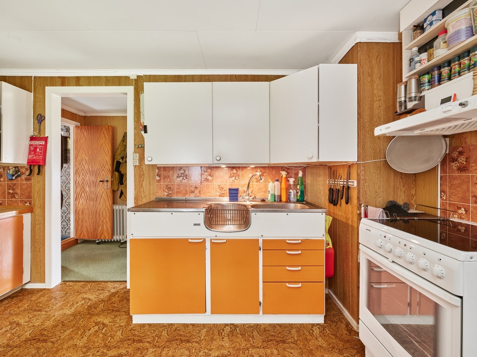 Kjøkkenet har åpen løsning for hvitevarer. Galleribilde