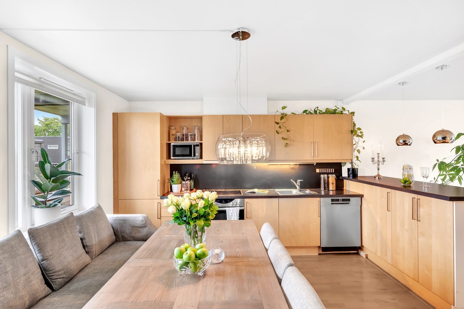 Det er god plass til en spisegruppe nær kjøkkenet. Galleribilde