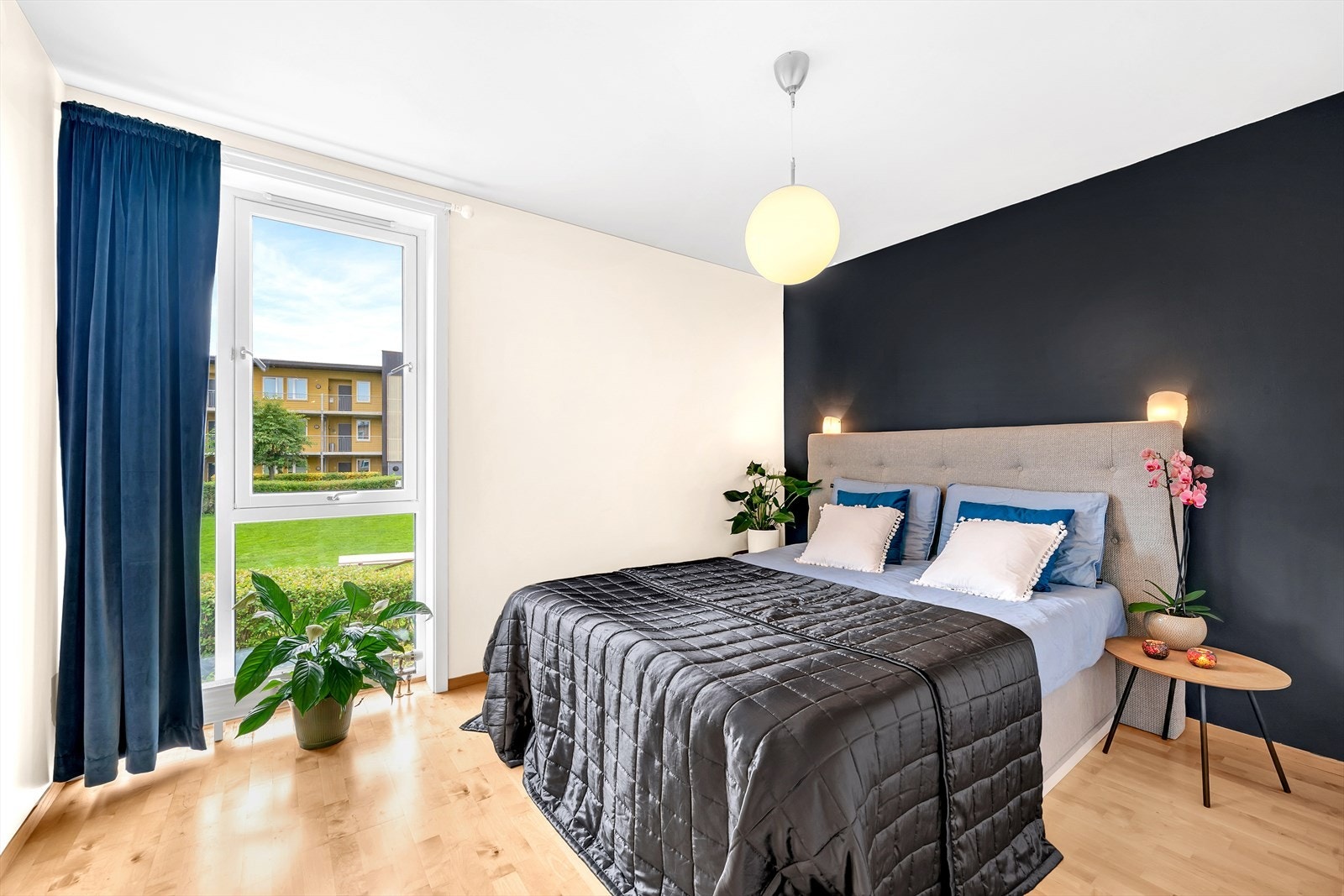 Leiligheten har to soverom på henholdsvis 12 og 6.5 kvm Galleribilde