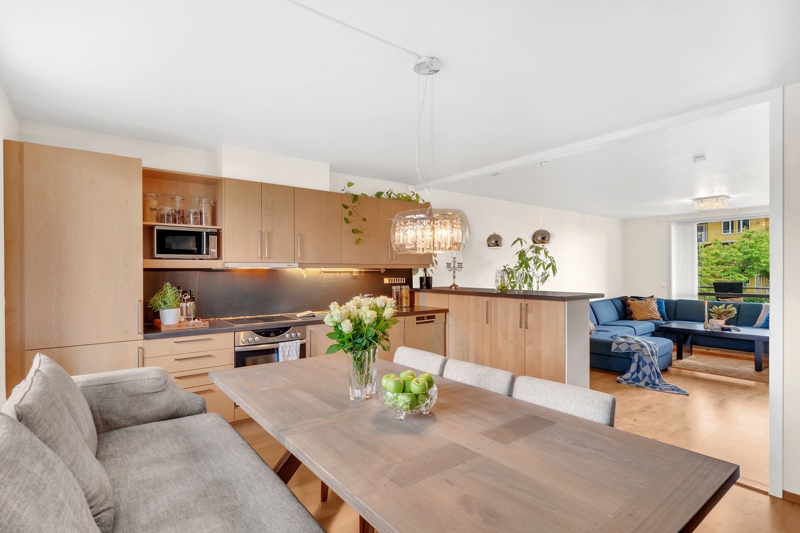 Kjøkkenet har bred åpning mot stuen, slik at det blir et sosialt allrom. Galleribilde