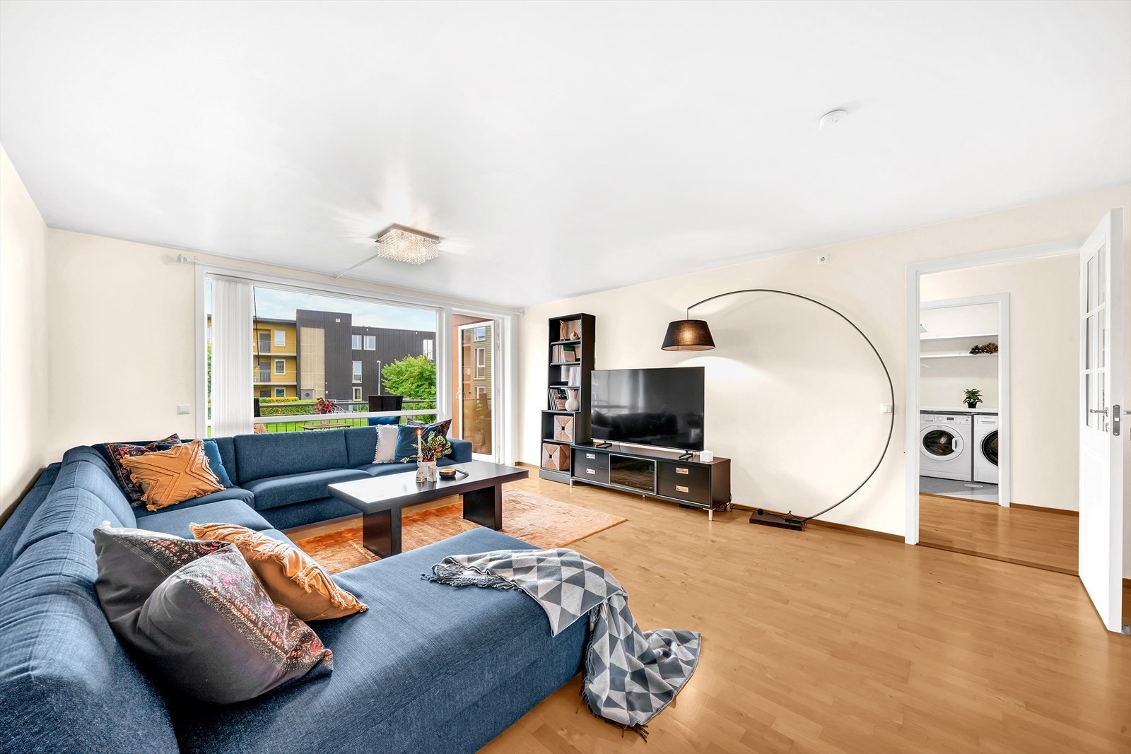 Stuen er lys og innbydende med store vinduer fra gulv til tak, som sørger for god tilstrømning av naturlig lys i stuen. Galleribilde