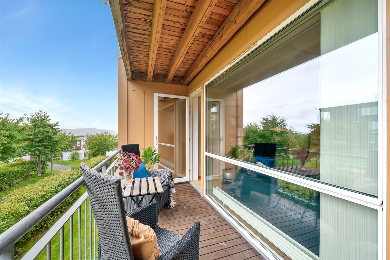 Balkongen har god plass til en sittegruppe, slik at man kan nyte solskinnsdagene. Galleribilde