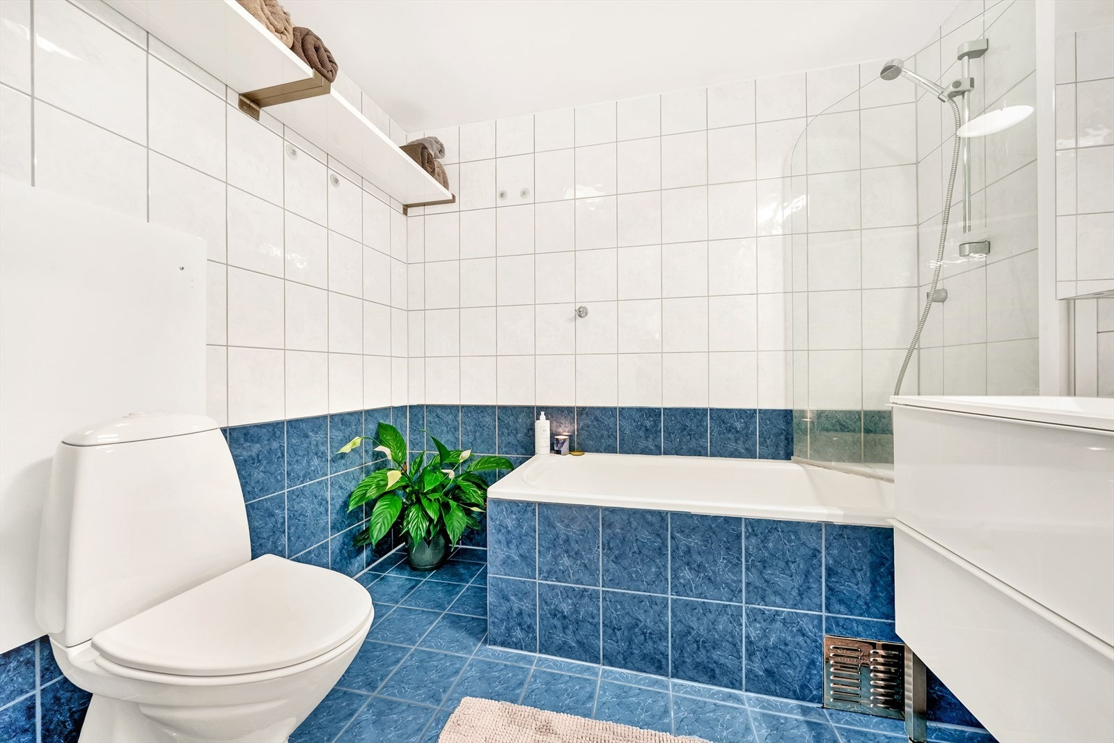 Baderommet har kombinert dusj og badekar Galleribilde