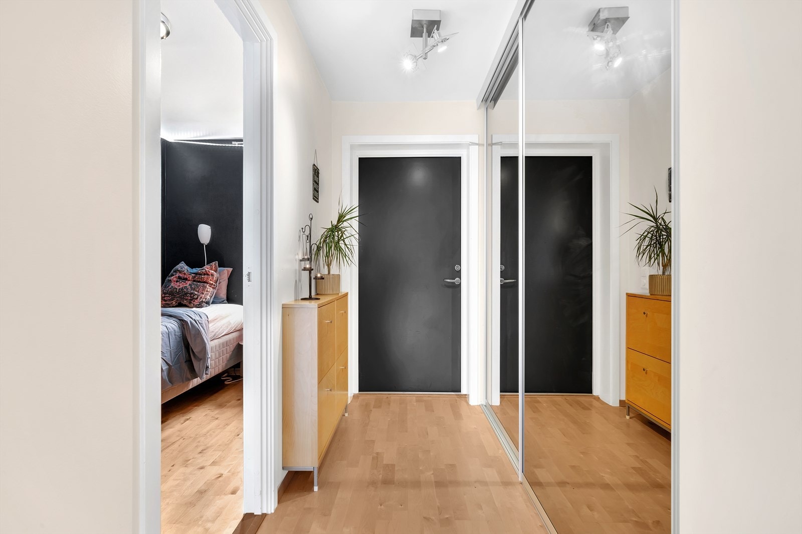 Det er montert skyvedørsgarderobe i gangen. Galleribilde