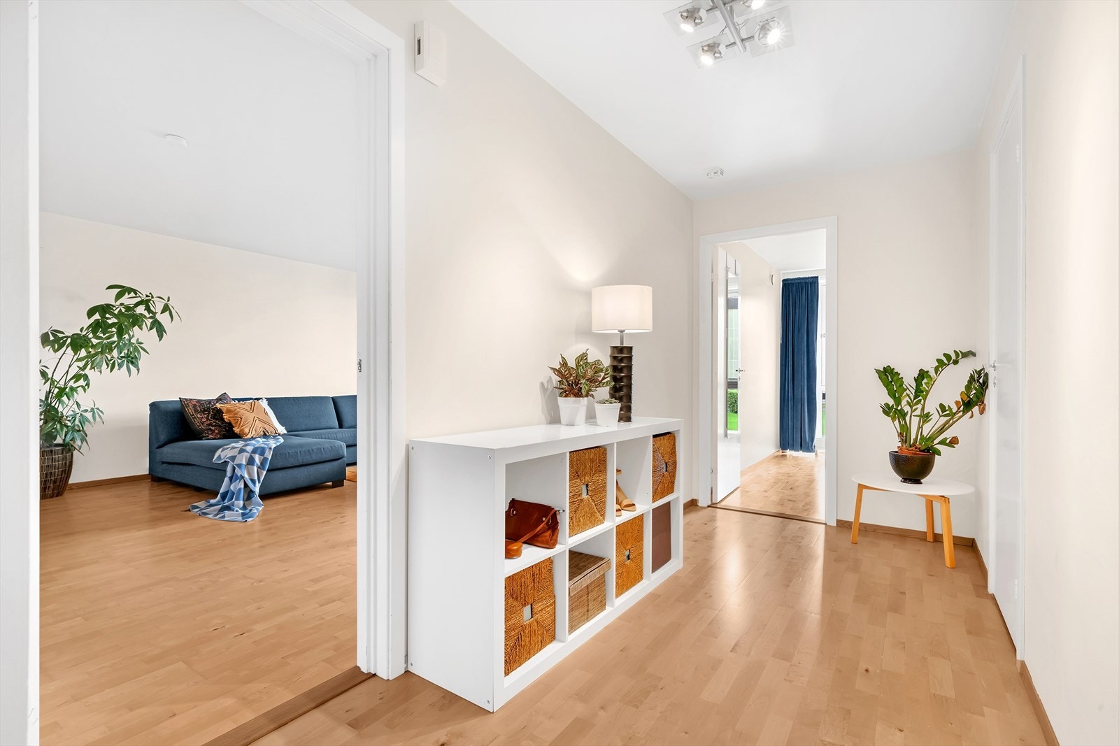 Gangen er romslig og har god plass til ulike oppbevaringsløsninger. Galleribilde