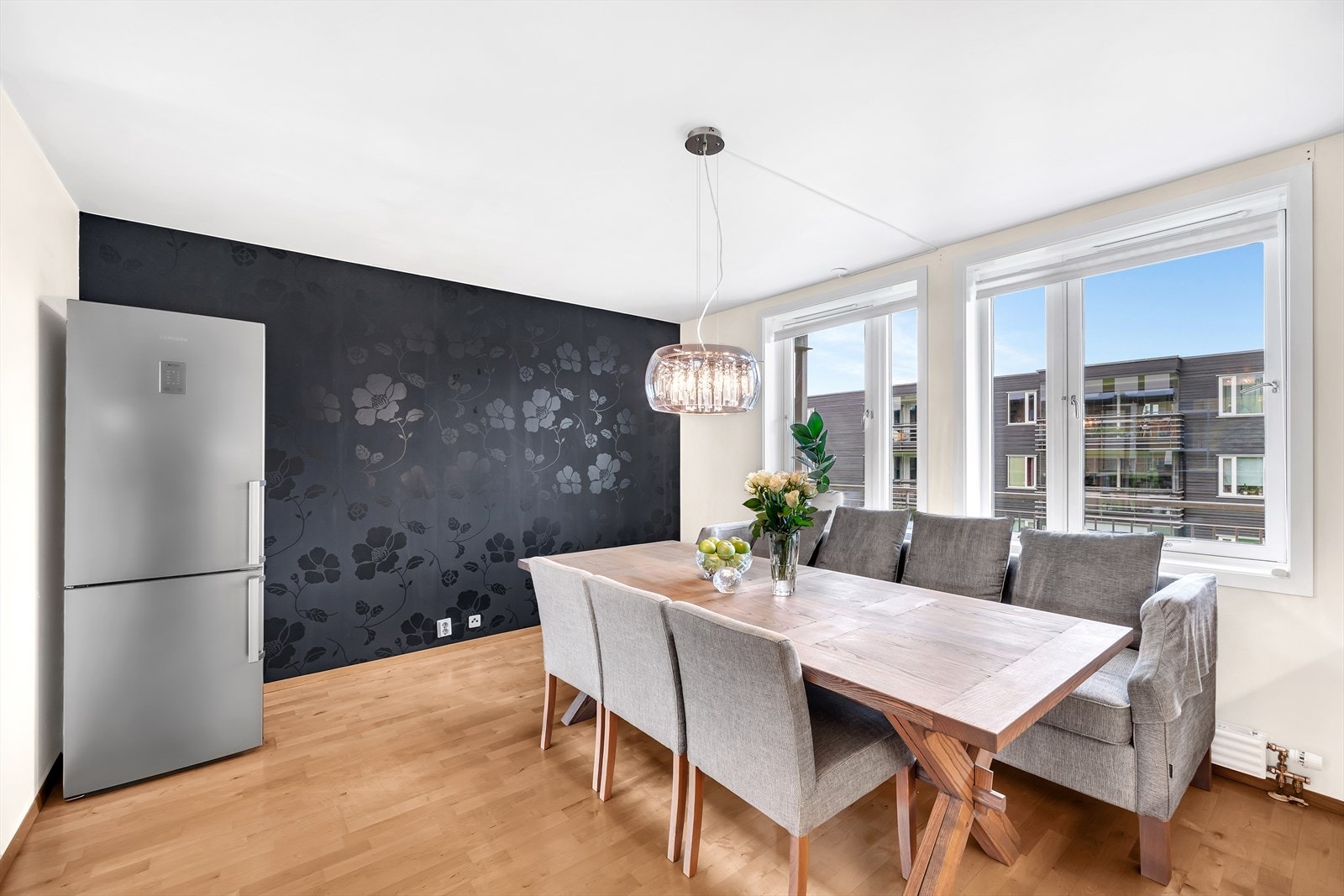 Vinduene skaper en luftig atmosfære. Galleribilde