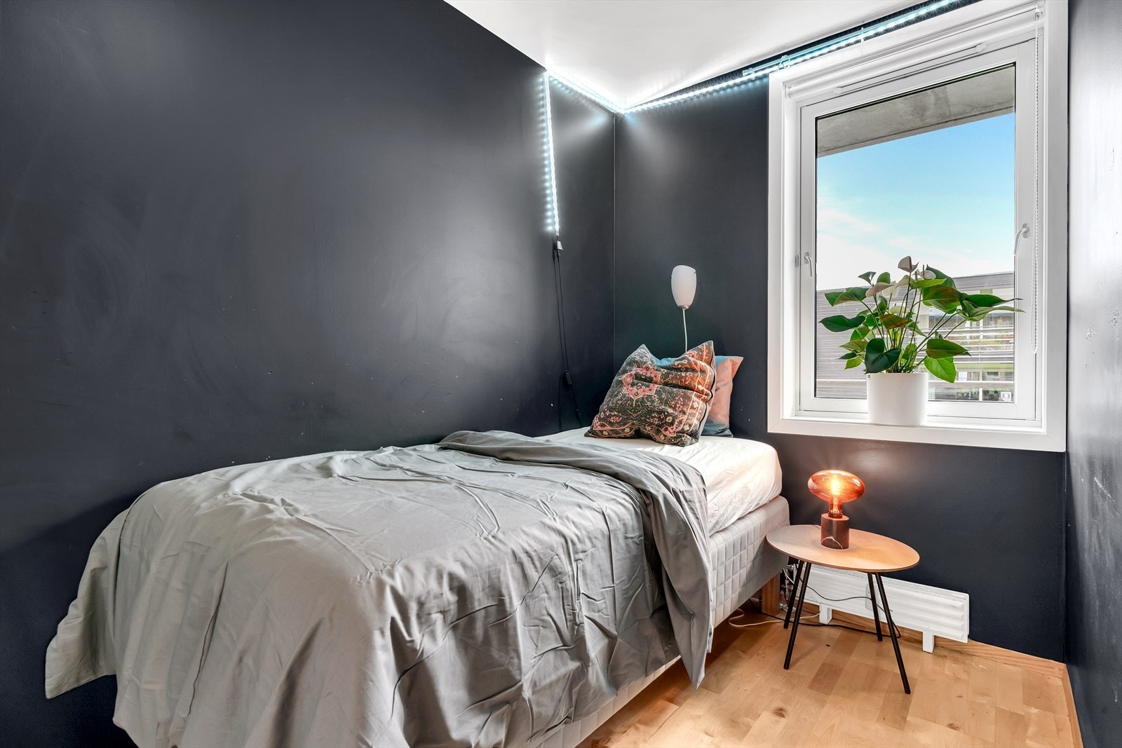 Det andre soverommet er romslig og kan innredes som både hjemmekontor og soverom. Galleribilde