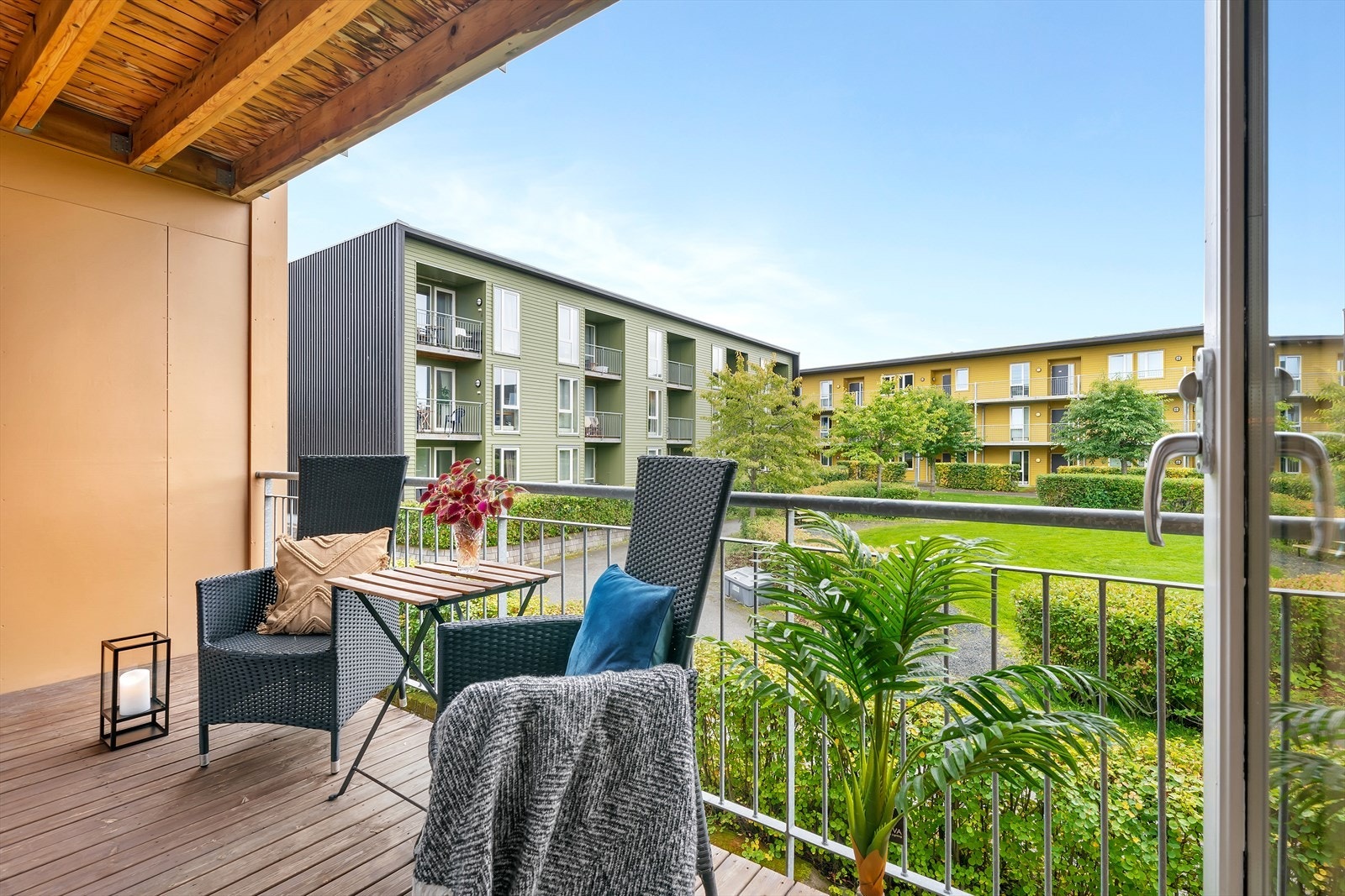 Om sommeren er det deilig å kunne trekke ut på balkongen, som vender mot et nydelig grøntområde. Galleribilde