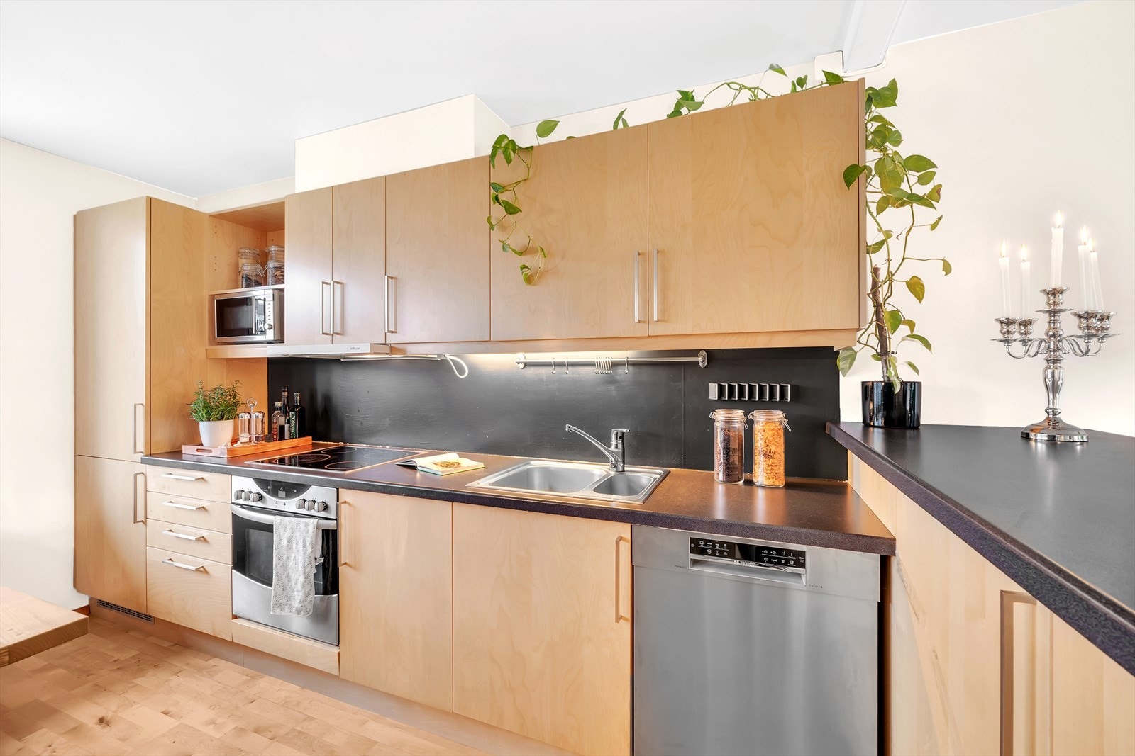 Kjøkkenet er utstyrt med god benkplass, som gjør at matlagingen går som en lek. Galleribilde