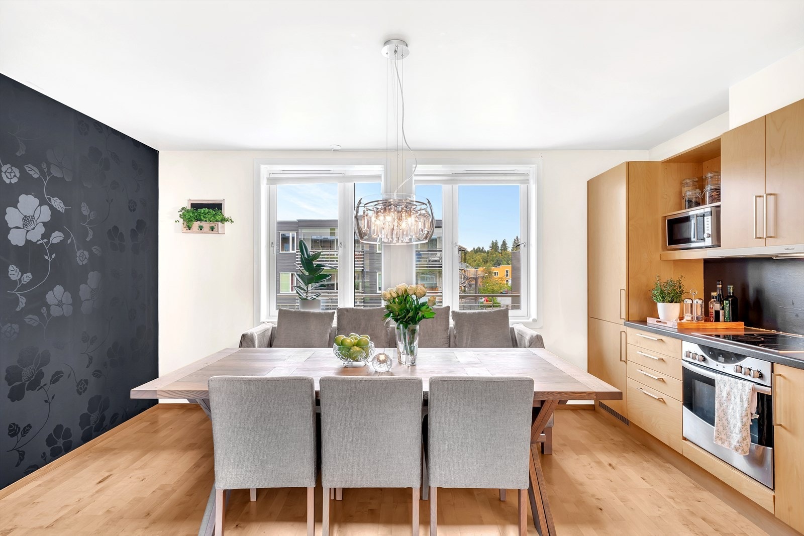 Kjøkkenet har store vinduer slik at man kan nyte morgensolen til frokosten. Galleribilde