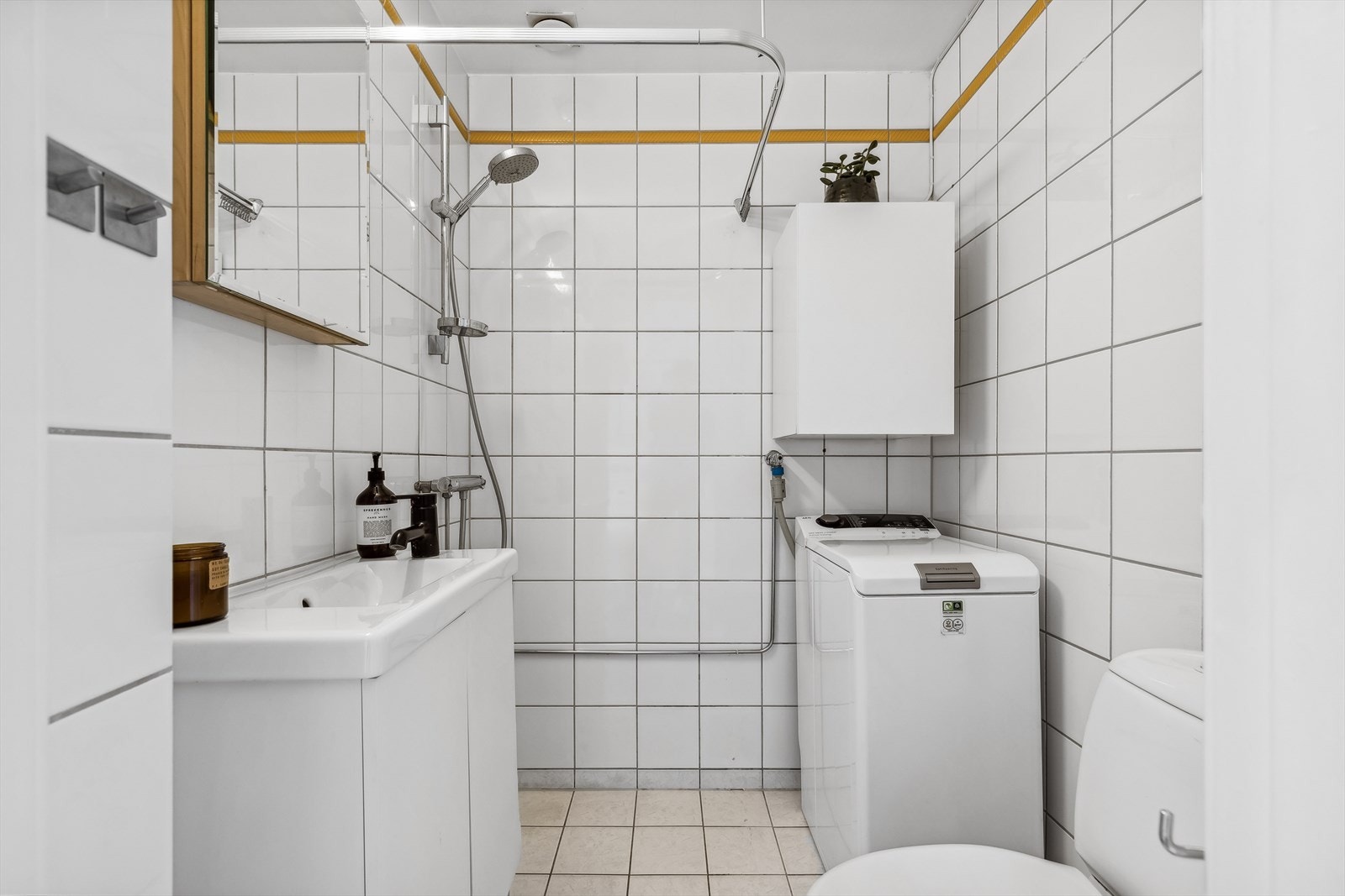 Badet, modernisert i 2001, byr på fliser på gulv og vegger, gulvvarme, og et praktisk dusjhjørne, og gir en komfortabel baderomsopplevelse. Galleribilde