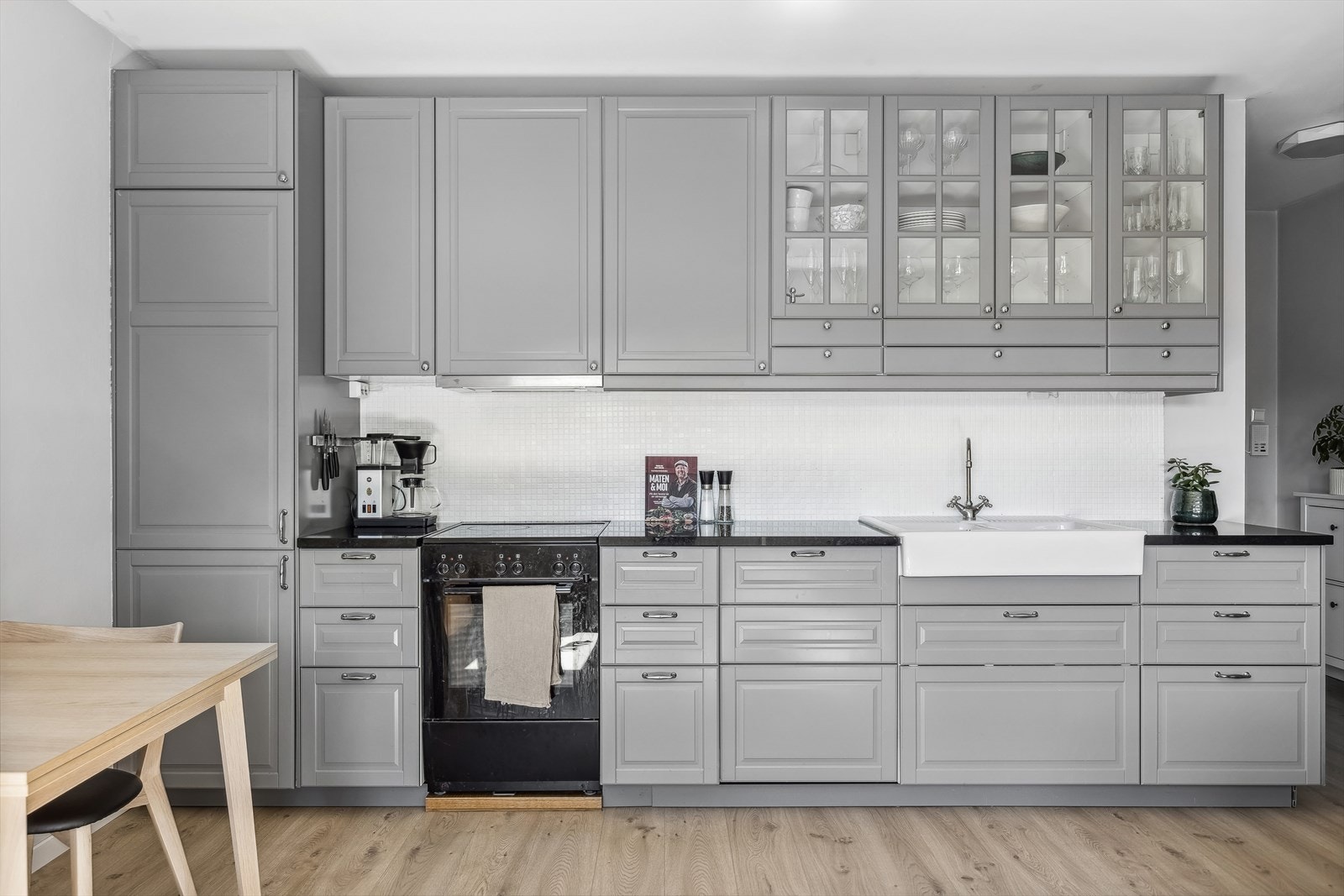 Benkeplaten gir godt med arbeidsplass, mens malte mosaikkfliser over benken tilfører et stilfullt preg til kjøkkenet. Galleribilde