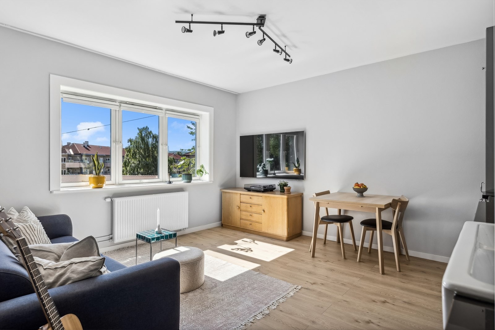 Leiligheten har nye vinduer fra 2018. Store vindusflater sørger for rikelig med naturlig sollys. Det er essensielt for å skape en god romfølelse. Galleribilde