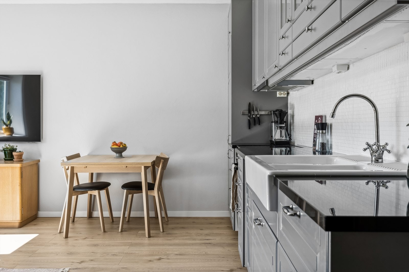 I tilknytning til kjøkkenet har du god plass til hyggelig spisegruppe, som kan slås ut perfekt for sosiale sammenkomster. Galleribilde