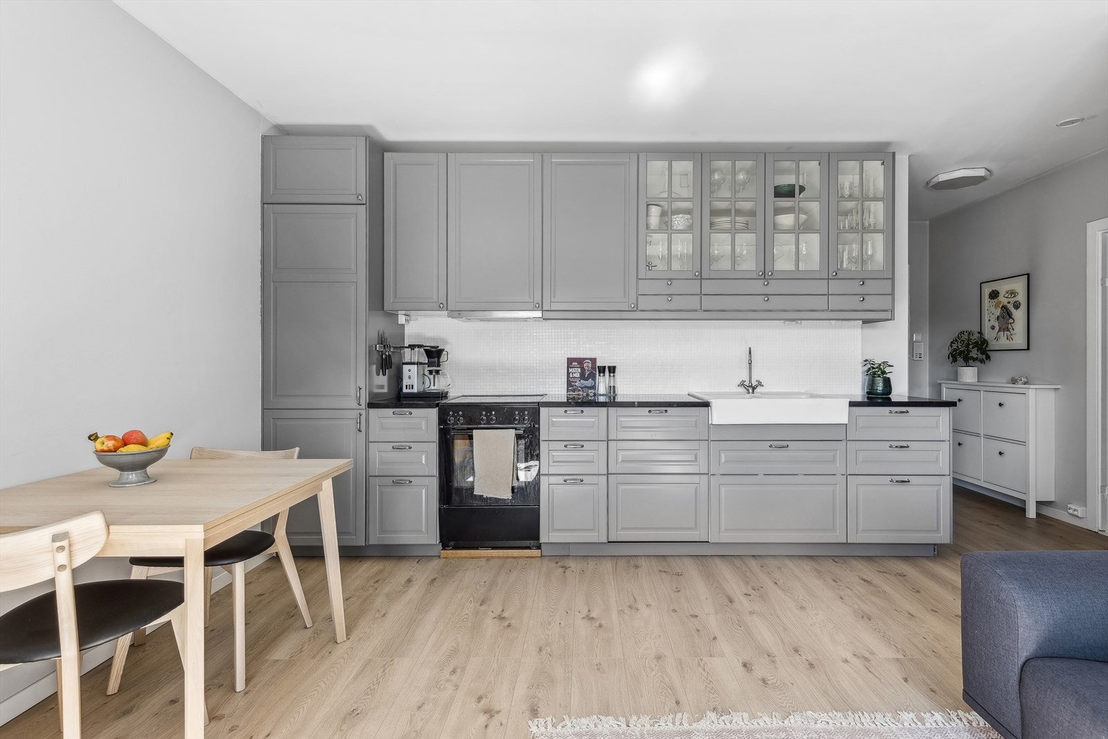 Kjøkkenet er utstyrt med IKEA kjøkkeninnredning fra 2013, som inkluderer profilerte lakkerte fronter og en dobbel keramisk kum. Galleribilde